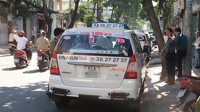 Công an khám nghiệm hiện trường tài xế tử vong trên xe taxi