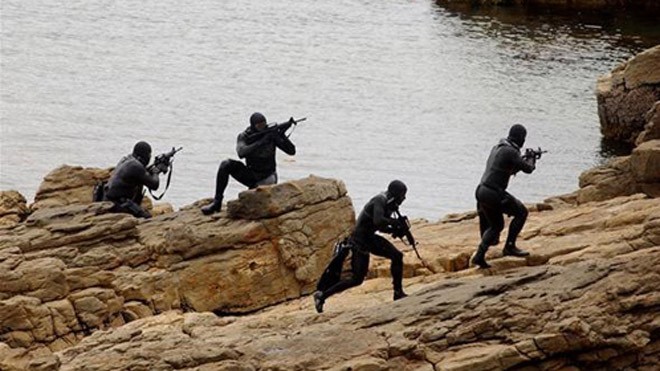 Người nhái đặc nhiệm SEAL huấn luyện đổ bộ bờ biển. Ảnh: DailyBeast