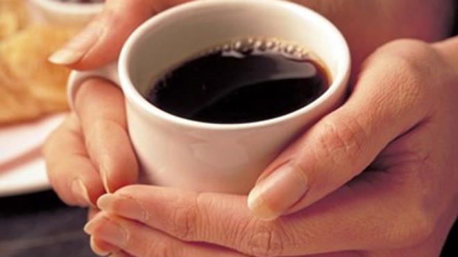 Tránh những thực phẩm có cafein để giúp cơ thể thoát khỏi tình trạng chân tay lạnh (Ảnh minh họa)