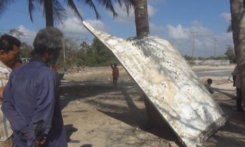 Mảnh vỡ trôi dạt vào một bãi biển ở tỉnh Nakhon Si Thammarat. Ảnh: AP.