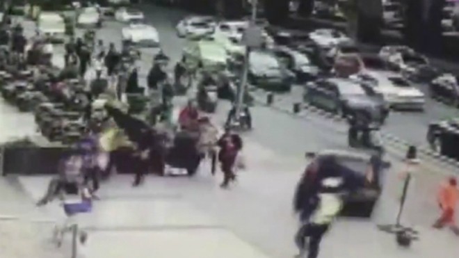 Ôtô 'điên' đâm tán loạn người đi đường ở Trung Quốc
