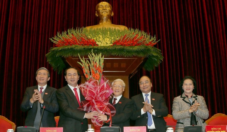 Các đại biểu Hội nghị lần thứ nhất Ban Chấp hành Trung ương Đảng khoá XII chúc mừng ông Nguyễn Phú Trọng. Ảnh: TTXVN