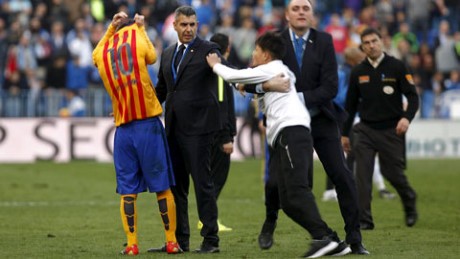 Messi tặng áo cho Kevin trên sân Rosaleda cuối tuần trước. Ảnh: Reuters