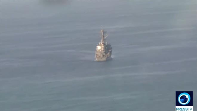 Khoảnh khắc Iran cảnh báo tàu Mỹ gần eo Hormuz