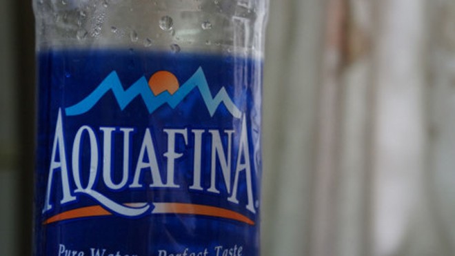 Nhãn chai Aquafina chỉ ghi "Pure Water" - có nghĩa là nước tinh khiết