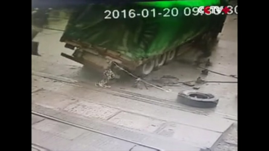 Thợ sửa xe kịp chạy thoát khi xe tải đổ