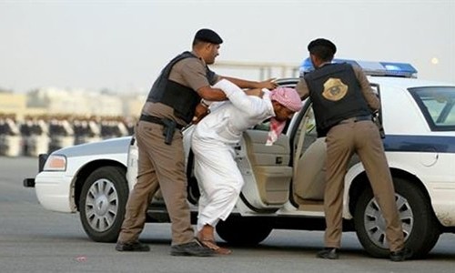 Lực lượng an ninh Arab Saudi bắt một nhà hoạt động. Ảnh minh họa: Alalam.
