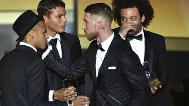 Ramos (bên phải, hàng trước) tiếp xúc với Neymar trong lễ trao Quả bóng vàng hôm 11/1. Ảnh: Reuters