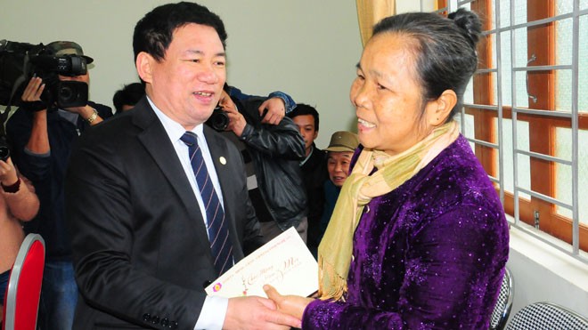 Bí thư Tỉnh ủy Nghệ An tặng quà, động viên người nghèo huyện Quì Châu đón Tết.