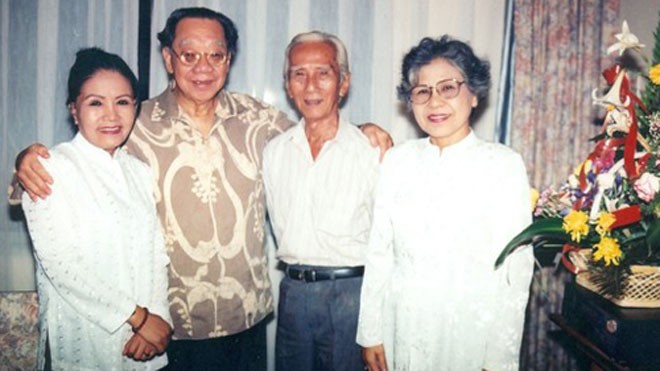 Từ trái qua: NSƯT Út Bạch Lan, GS-TS Trần Văn Khê, NSND Viễn Châu, NSƯT Ca Lê Hồng trong một cuộc hội ngộ tại khách sạn Cửu Long năm 1995. Ảnh: nhà báo Thanh Hiệp.