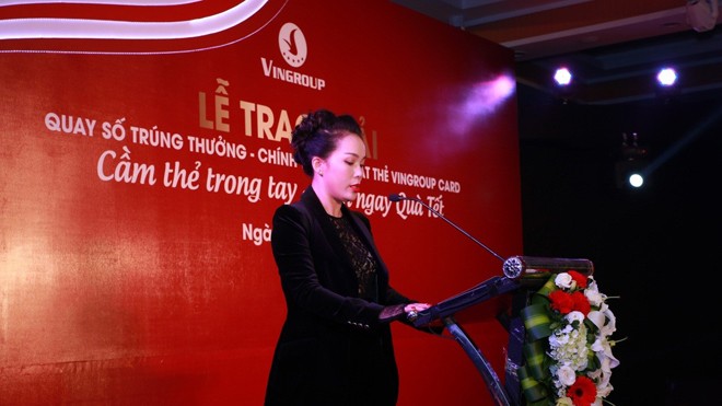 Bà Nguyễn Thị Dịu – Phó Tổng Giám đốc Tập đoàn Vingroup phát biểu chúc mừng những khách hàng trúng giải 