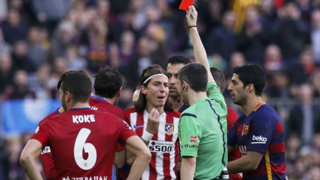 Luis nhận thẻ đỏ trực tiếp trong trận đấu với Barca. Ảnh: Reuters.