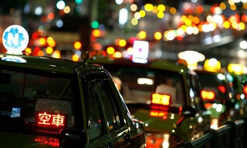 Taxi đợi khách ở Nhật Bản. Ảnh: Reuters.