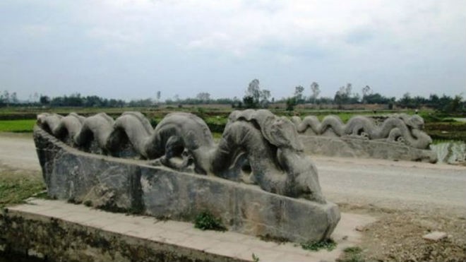Đôi rồng đá mất đầu trong Thành Nhà Hồ - Thanh Hóa 