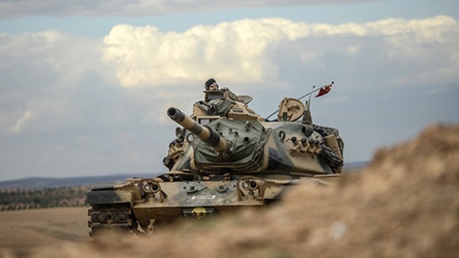 Một xe tăng quân đội Thổ Nhĩ Kỳ ở khu vực gần biên giới với Syria. Ảnh: AFP.