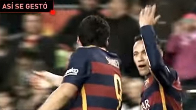 Khoảnh khắc Suarez có vẻ như lúng túng giải thích về pha chớp cơ hội ghi bàn, trong khi Neymar ra dấu hiệu về việc bị "hớt tay trên".
