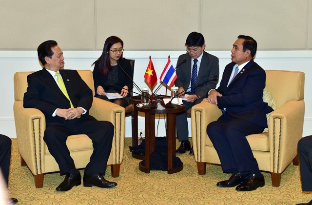 Thủ tướng Nguyễn Tấn Dũng tiếp xúc song phương với Thủ tướng Thái Lan Prayuth Chan-ocha.