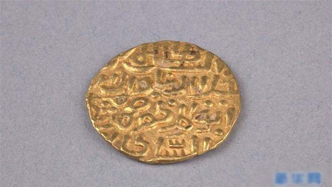 Một đồng xu vàng cổ đại với những chữ khắc bí ẩn ở mặt sau. Ảnh: Xinhua.