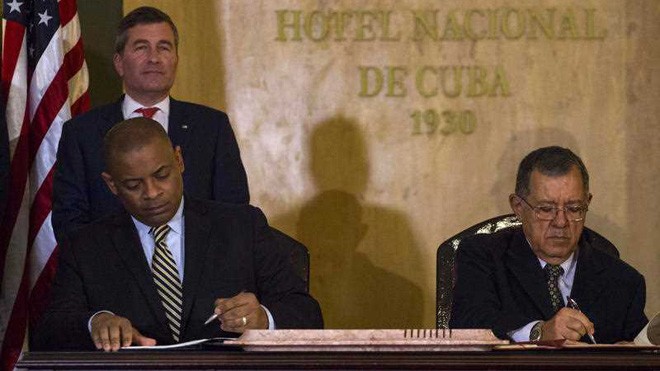 Bộ trưởng Giao thông Vận tải Mỹ-Cuba ký hiệp định hàng không (Ảnh: Sbs)