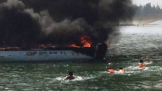 Ngọn lửa bao trùm lên ca nô QNa 0886 ngay trên cảng du lịch sông Hội. Ảnh CTV