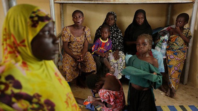 Phụ nữ và trẻ em được quân đội Nigeria cứu khỏi phiến quân Hồi giáo cực đoan Boko Haram tháng 5 năm ngoái tại Nigeria. Ảnh: AP