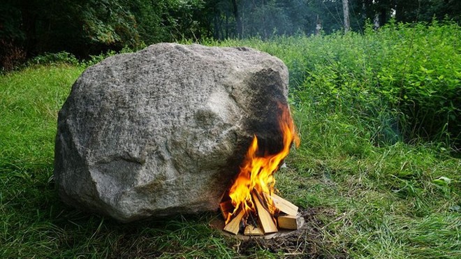 Tảng đá kỳ lạ được đốt nóng