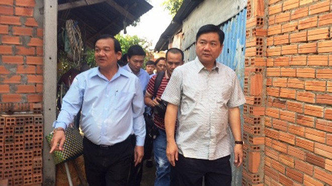 Bí thư Thành ủy Đinh La Thăng (phải) đến thăm nhà các gia đình chính sách ở Củ Chi