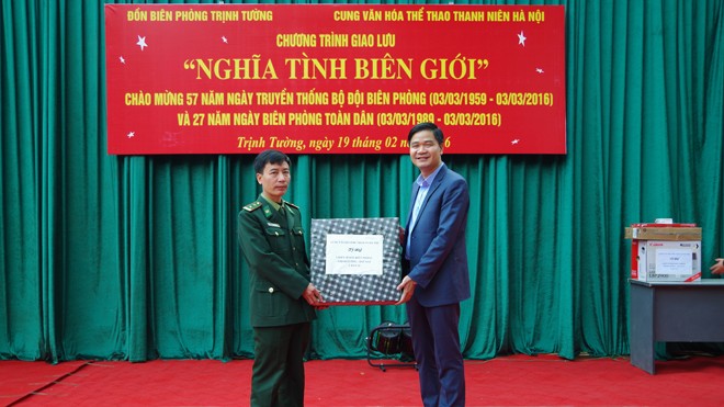 Giám đốc Cung văn hóa thể thao thanh niên Hà Nội tặng máy tính cho đồn Biên phòng Trịnh Tường