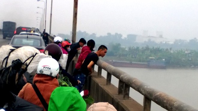 Nhiều người dân dừng xe trên cầu Phú Lương theo dõi lực lượng chức năng khám nghiệm hiện trường, đưa nạn nhân đi cấp cứu.