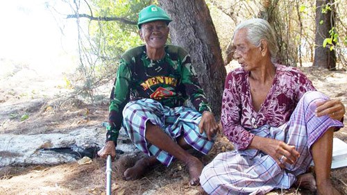 Ông Daeng Abu và bà Daeng Maida sống trên hoang đảo từ năm 1972.