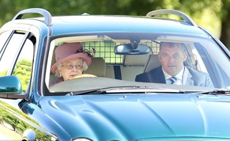 Nữ hoàng Anh và người bảo vệ an ninh trong chiếc Jaguar X-Type tại công viên trong lâu đài Windsor . Ảnh: Daily Mail.