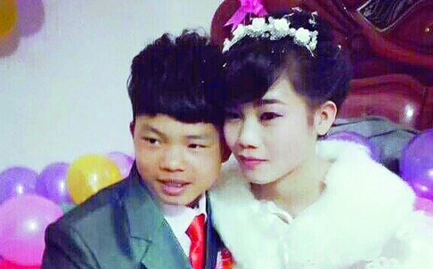 Tấm ảnh cưới của cặp đôi 16 tuổi gây tranh cãi trên mạng xã hội Trung Quốc. Ảnh: Weibo