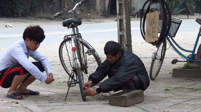 Đoạn video thử lòng thợ sửa xe đạp hiện hút hơn 1 triệu lượt xem. Ảnh: Nguyễn Thành Nam.