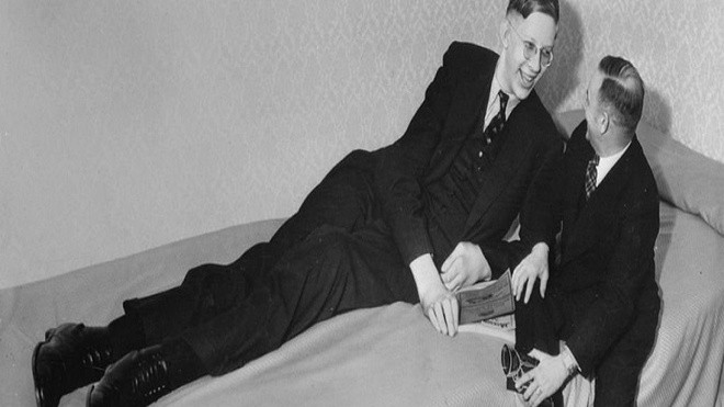 Theo Business Insider, Robert Pershing Wadlow sinh ngày 22/2/1918, nặng 3,9 kg. Một thời gian ngắn sau khi sinh, ông bắt đầu phát triển với tốc độ đáng kinh ngạc. Khi 6 tháng tuổi, Wadlow nặng 13 kg, gấp đôi cân nặng thông thường theo lứa tuổi.