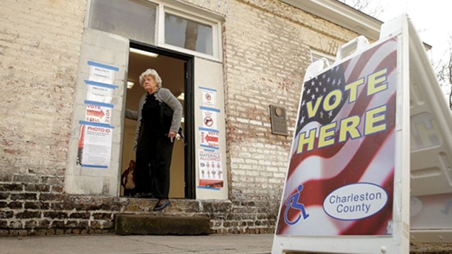 Một cử tri rời khỏi một điểm bỏ phiếu sơ bộ của đảng Cộng hòa ở thành phố Charleston, bang South Carolina, ngày 20/2. Ảnh: Reuters.