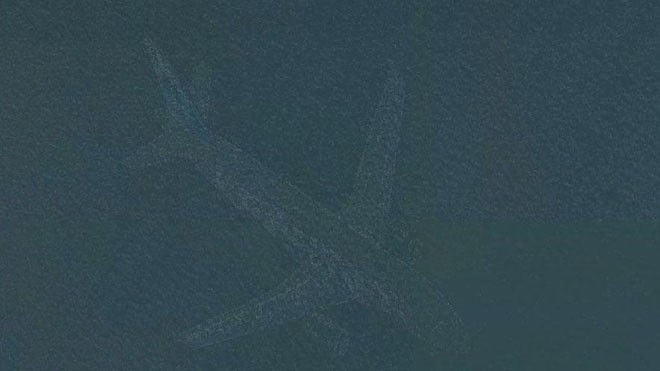 HÌnh ảnh máy bay chở khách nằm dưới đáy hồ Harriet ở Mỹ do Google Máp chụp lại. (Ảnh: Independent)
