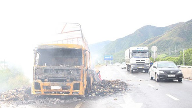Xe tải bất ngờ bốc cháy, hơn 2.000 thùng mì tôm thành tro