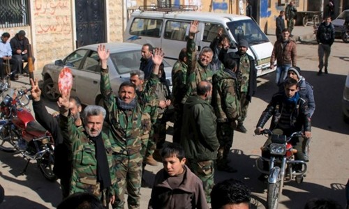 Các tay súng trung thành với Tổng thống Syria Bashar al-Assad giành lại hai thị trấn Nubul và al-Zahraa, Aleppo hồi đầu tháng này. Ảnh: Reuters 