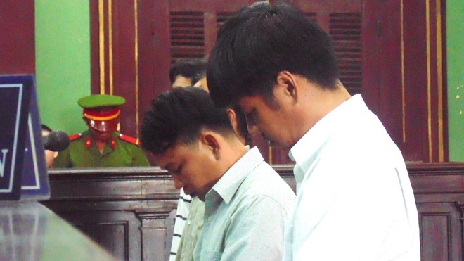 Các bị cáo nguyên là bảo vệ đánh chết học viên cai nghiện tại phiên tòa ngày 26/2. Ảnh: Tân Châu 