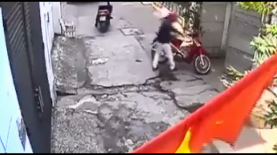 Camera ghi cảnh 2 tên trộm dễ dàng bẻ khóa xe máy trong ngõ
