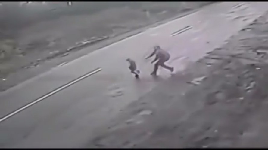 Người đàn ông gặp nạn thảm khốc khi cứu bé trai trước mũi ôtô