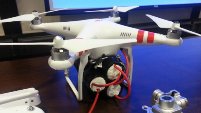 Máy bay không người lái DJI Phantom 2 với các thiết bị nổ giả đã được các nhà nghiên cứu đưa ra tại một hội thảo của Bộ An ninh Nội địa Mỹ hôm 16/1. Ảnh: Wired