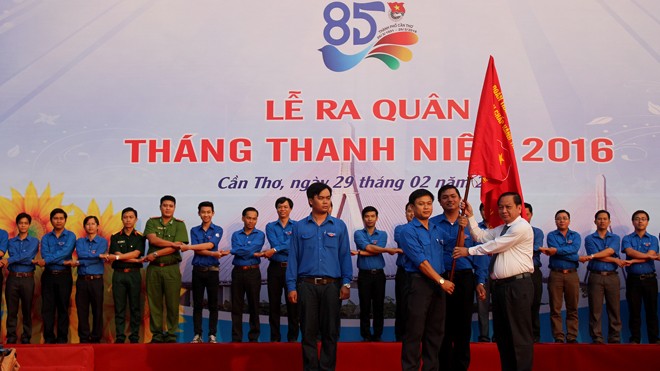 Đồng chí Trần Quốc Trung, UVBCH Trung ương Đảng, Bí thư Thành ủy Cần Thơ, trao cờ cho tuổi trẻ thành phố.
