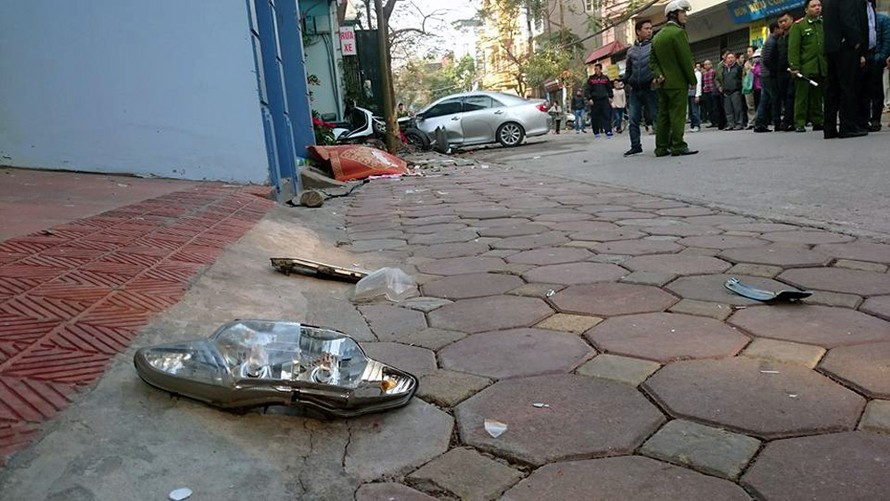 Sốc với khoảnh khắc xe Camry tông 3 người chết ở Long Biên