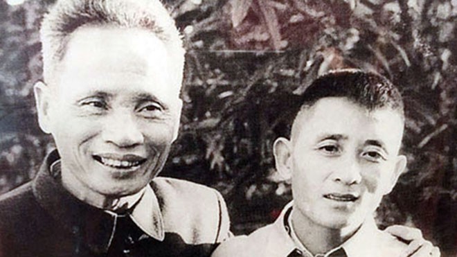 Thủ tướng Phạm Văn Đồng với Anh hùng Lao động Hồ Giáo.