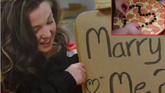 Sarah trang trí chiếc bánh pizza, nắn nót viết dòng chữ "Marry me?" trên vỏ hộp bánh. Ảnh: Mirror.
