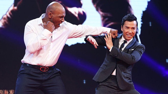 Chân Tử Đan và Mike Tyson trong lễ ra mắt ở Bắc Kinh, Trung Quốc.