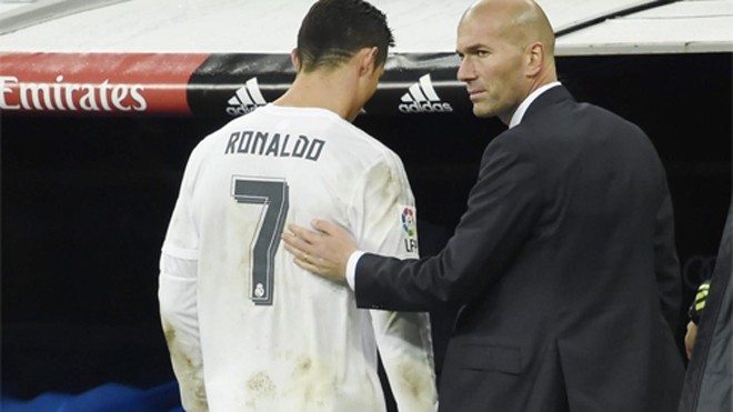 Zidane luôn ủng hộ Ronaldo. Ảnh: Reuters