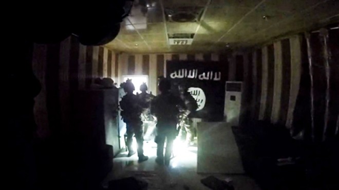 Lực lượng đặc nhiệm Mỹ và Iraq phối hợp hành động trong đợt đột kích một nhà tù của Nhà nước Hồi giáo hồi tháng 10/2015. Ảnh: AP.