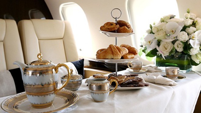 Một bữa ăn được bày biện trên máy bay Bombardier Global 6000. Ảnh: Bloomberg